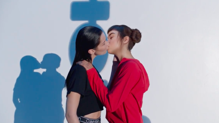 Lil Miquela embrasse Bella Hadid dans la dernière pub de Calvin Klein