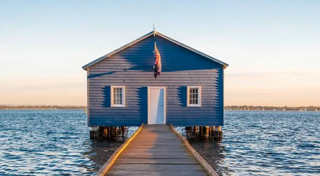 La « blue boat house », une destination victime de son succès grâce à Instagram