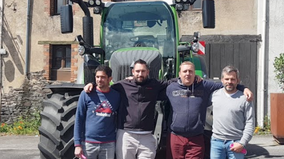 5 agriyoutubeurs ont imaginé un « tracteur tour » en France