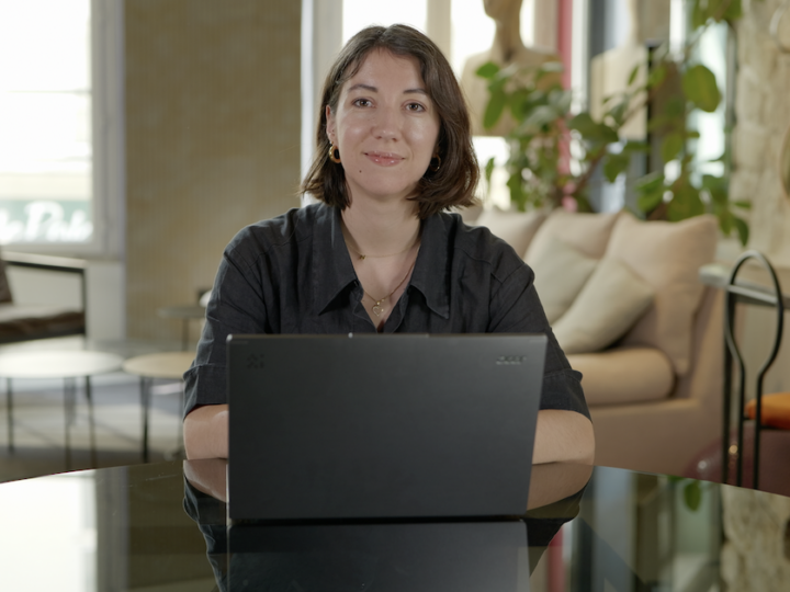 Comment Estelle Ducommun, freelance et podcasteuse, utilise l’intelligence artificielle