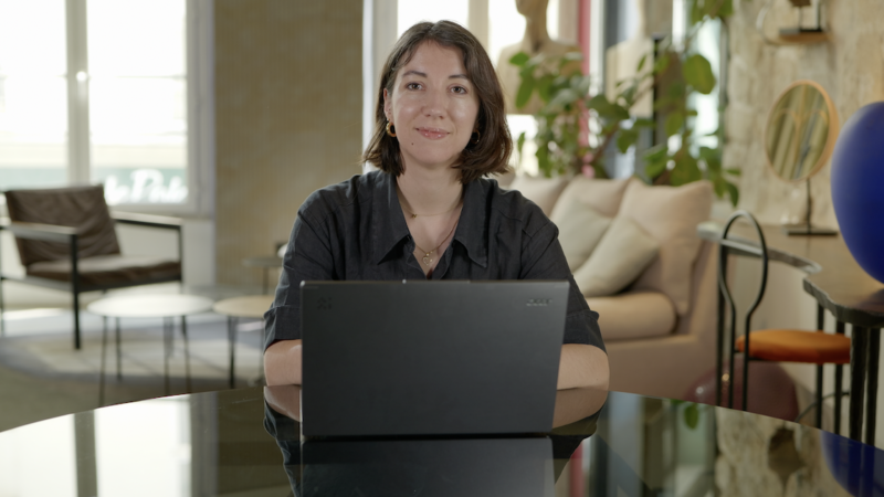 Comment Estelle Ducommun, freelance et podcasteuse, utilise l’intelligence artificielle