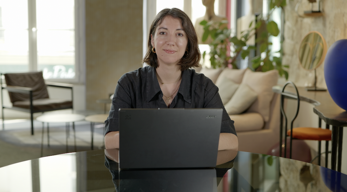 Comment Estelle Ducommun, freelance et podcasteuse, utilise l’intelligence artificielle
