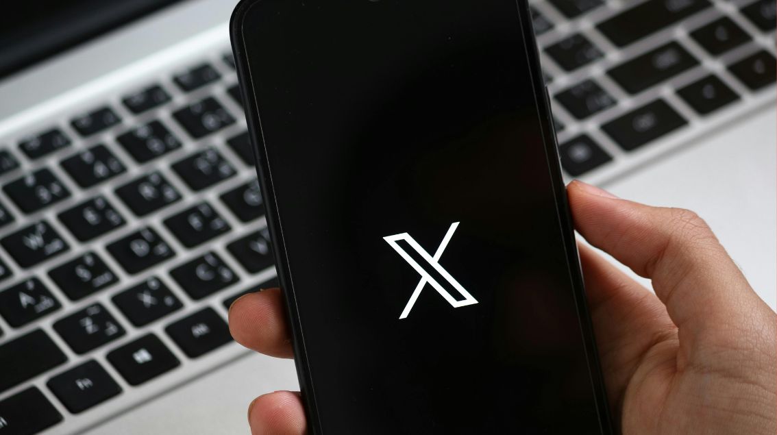 Visé par une enquête du gouvernement français sur son algorithme de recommandation, X refuse de coopérer