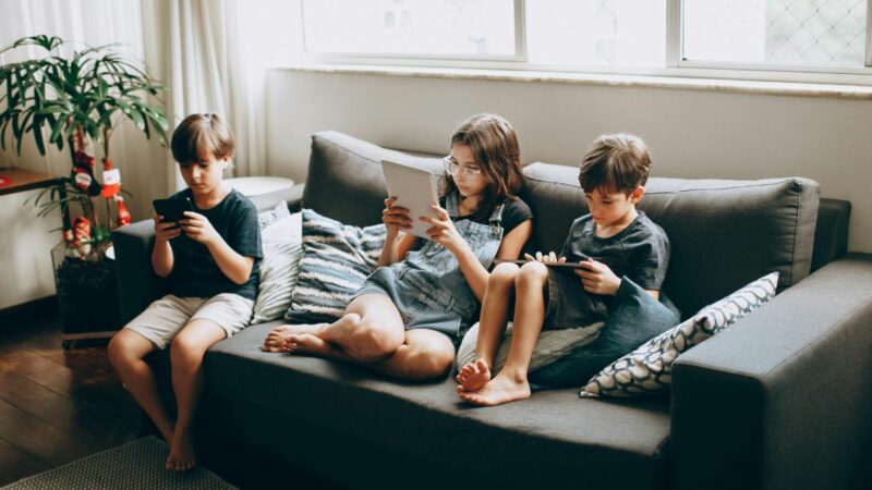 Comment les réseaux sociaux s’organisent en Australie avant leur interdiction aux moins de 16 ans