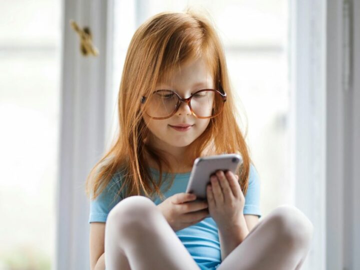 Le Parlement européen demande d’interdire les réseaux sociaux et les plateformes d’IA générative aux moins de 16 ans