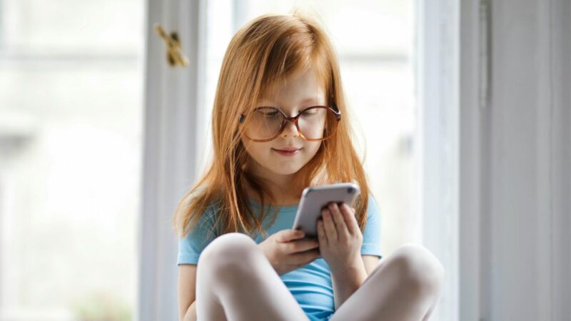 Le Parlement européen demande d’interdire les réseaux sociaux et les plateformes d’IA générative aux moins de 16 ans