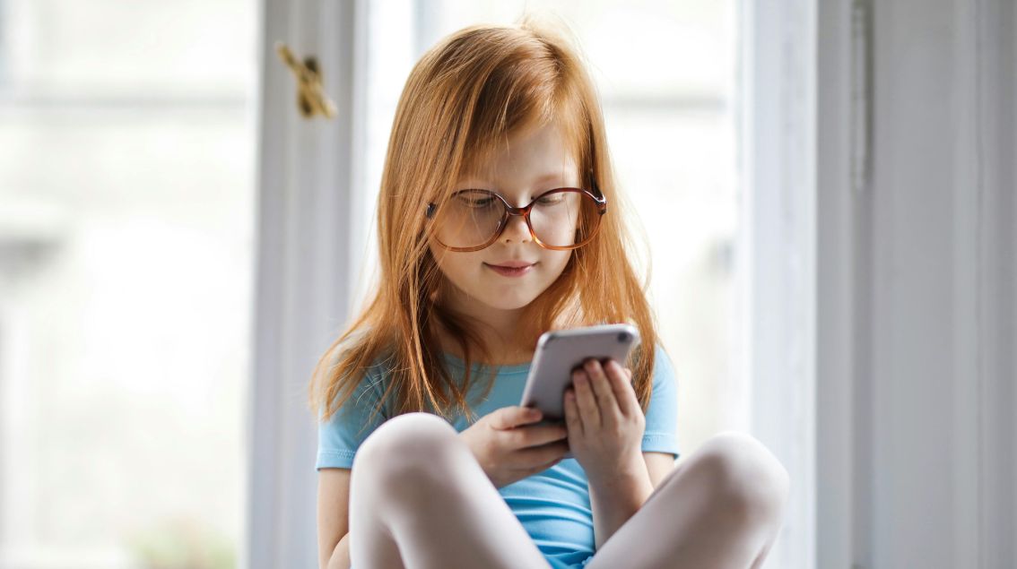 Le Parlement européen demande d’interdire les réseaux sociaux et les plateformes d’IA générative aux moins de 16 ans