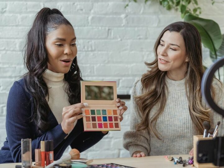 Dès le 1er janvier 2026, les contrats écrits entre les créateurs et les marques sont obligatoires à partir de 1000 euros HT