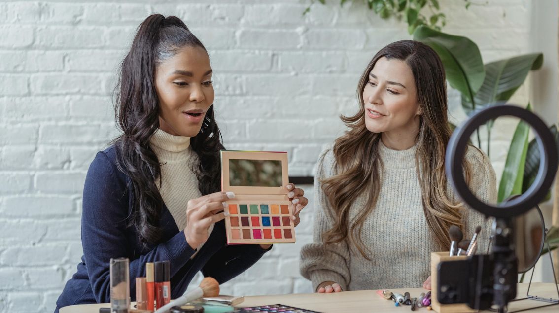 Dès le 1er janvier 2026, les contrats écrits entre les créateurs et les marques sont obligatoires à partir de 1000 euros HT