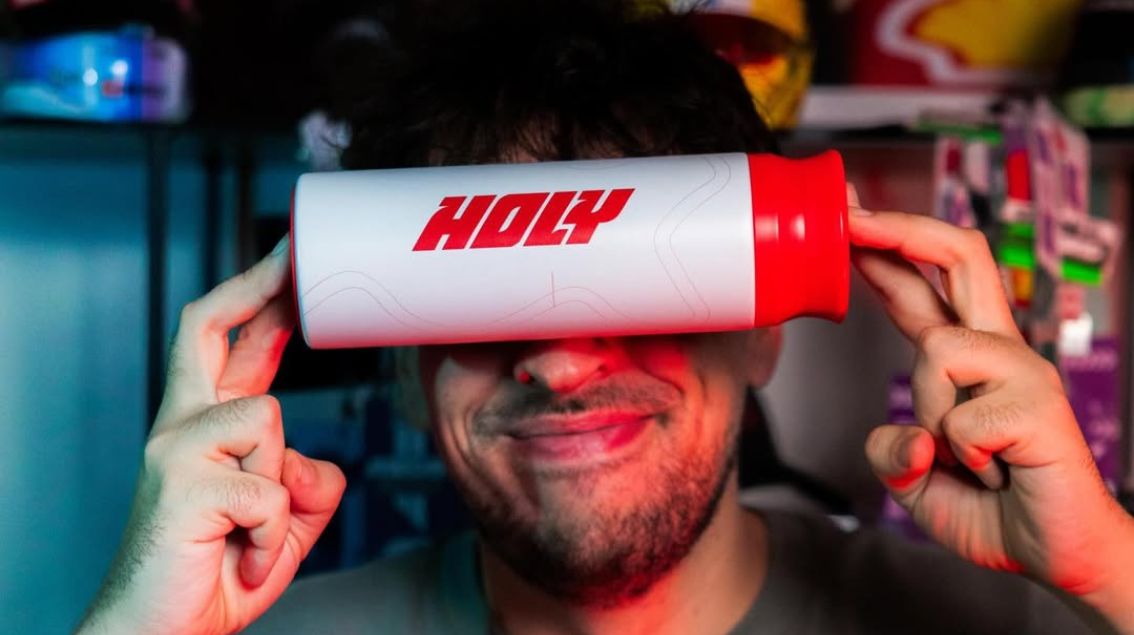 Le streamer Idreau imagine sa propre gourde avec Holy