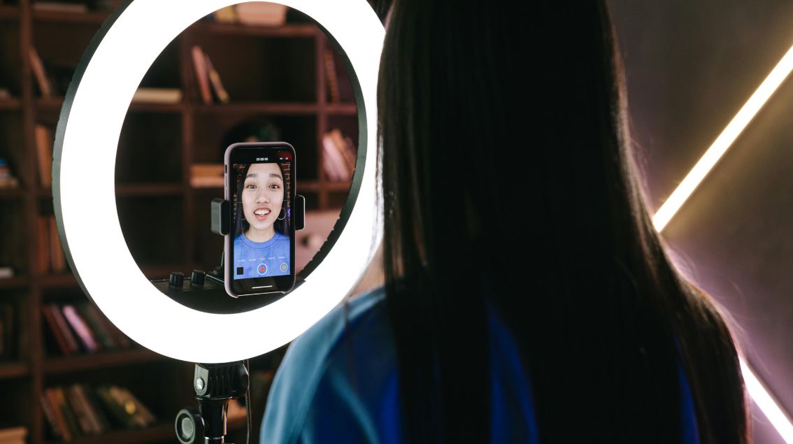 60.000 créateurs américains gagnent environ 1500 dollars par mois grâce au gifting sur TikTok Live