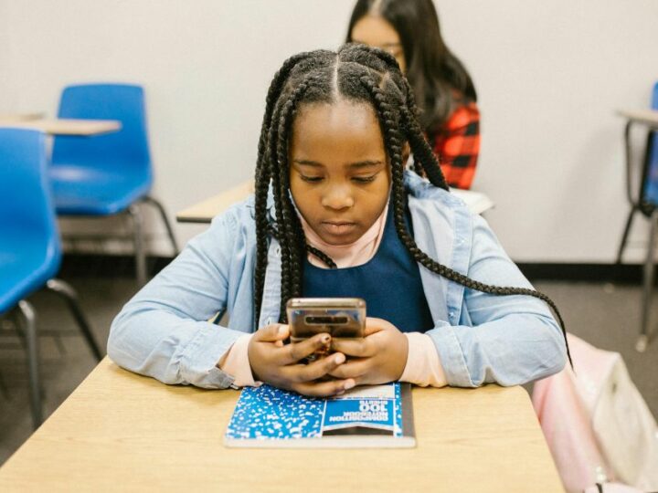 Meta bloque 550.000 comptes de mineurs sur ses réseaux sociaux en Australie