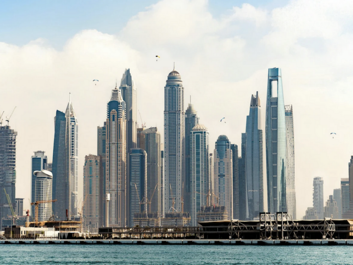 À Dubaï (Émirats arabes unis), des règles strictes encadrent le secteur de l&rsquo;influence en 2026