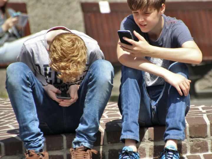 4 effets néfastes des réseaux sociaux sur les adolescents, selon un rapport de l&rsquo;ANSES