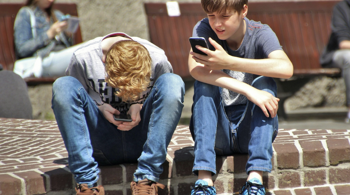 4 effets néfastes des réseaux sociaux sur les adolescents, selon un rapport de l&rsquo;ANSES