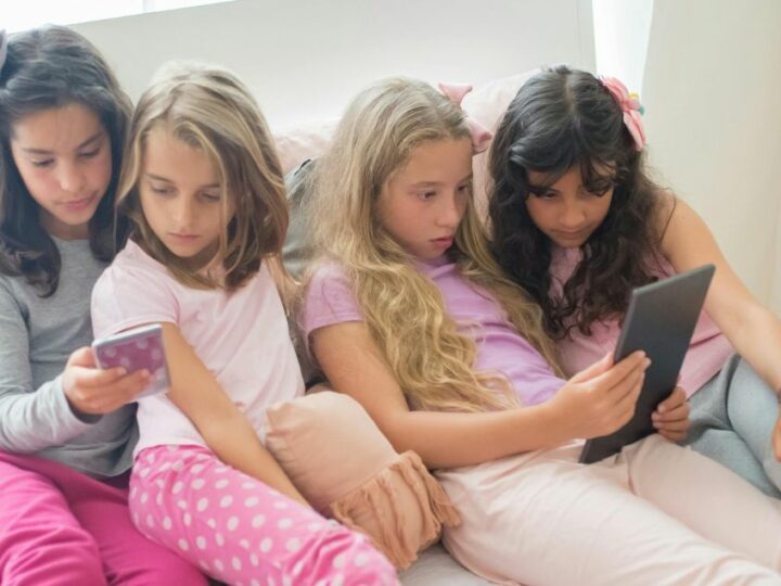 En 2025, les Français âgés entre 15 et 24 ans ont passé en moyenne 5h sur Internet