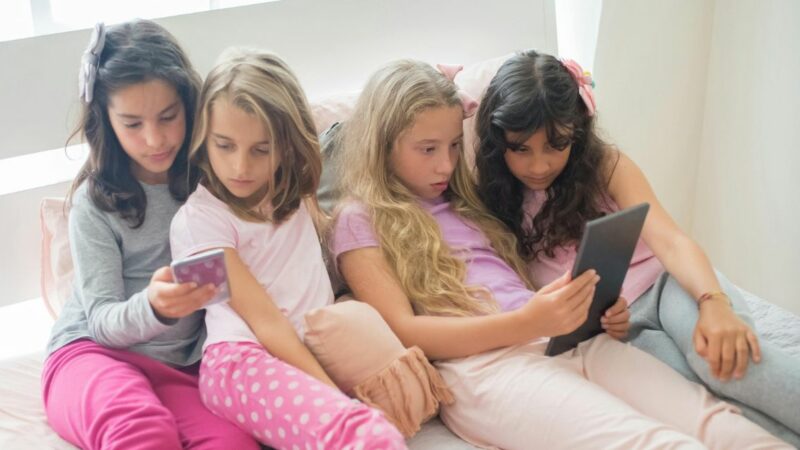 En 2025, les Français âgés entre 15 et 24 ans ont passé en moyenne 5h sur Internet