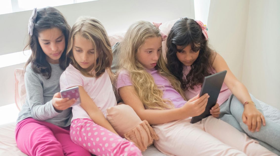 En 2025, les Français âgés entre 15 et 24 ans ont passé en moyenne 5h sur Internet