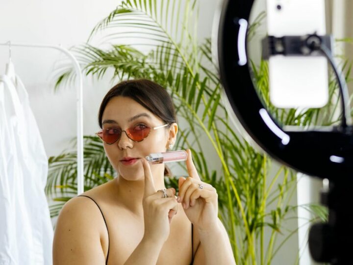 70% des Français doutent de l&rsquo;honnêteté des influenceurs, selon une étude d&rsquo;Adobe