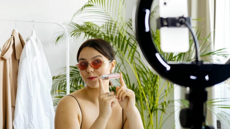 70% des Français doutent de l&rsquo;honnêteté des influenceurs, selon une étude d&rsquo;Adobe