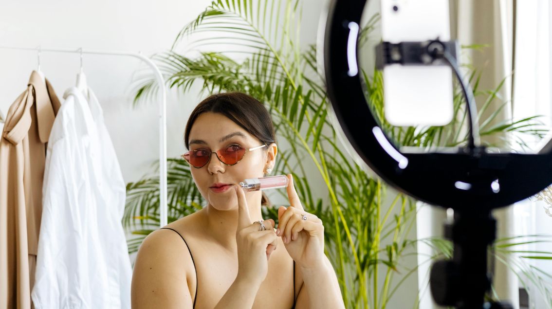 70% des Français doutent de l&rsquo;honnêteté des influenceurs, selon une étude d&rsquo;Adobe