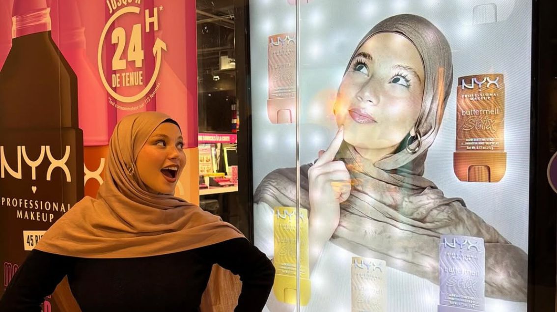 La TikTokeuse Yasmine Mzl incarne les nouveaux highlighters de Nyx Cosmetics