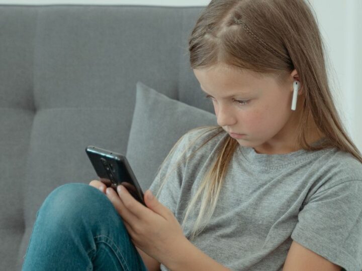 Le Royaume-Uni va interdire les réseaux sociaux aux moins de 16 ans dès 2027