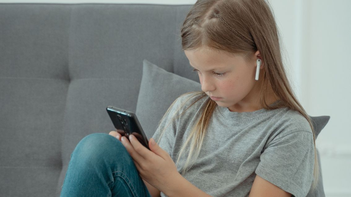 Le Royaume-Uni va interdire les réseaux sociaux aux moins de 16 ans dès 2027